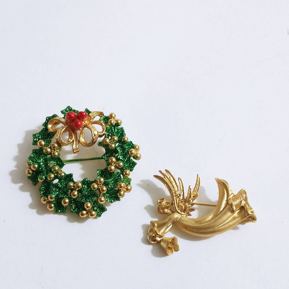 Vtg Christmas Gold Angel w/ Bell & Gold Green Wreath Pin Broach Set of 2 (z)